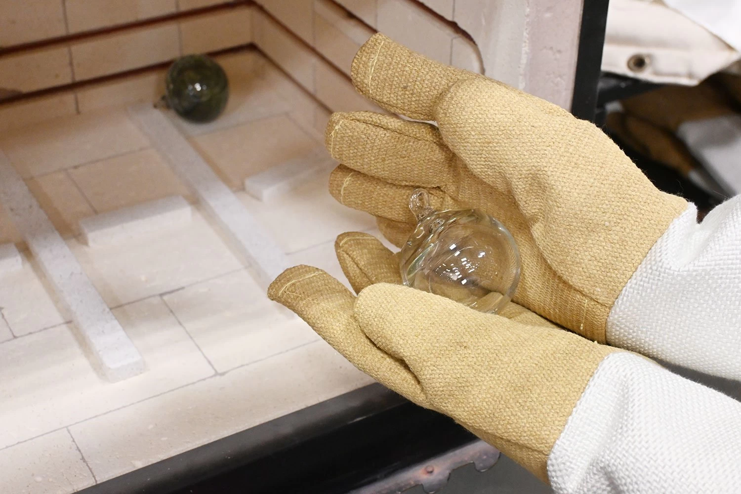 Deluxe High Heat Kevlar/PBI Gloves - 18" Length - Image 2