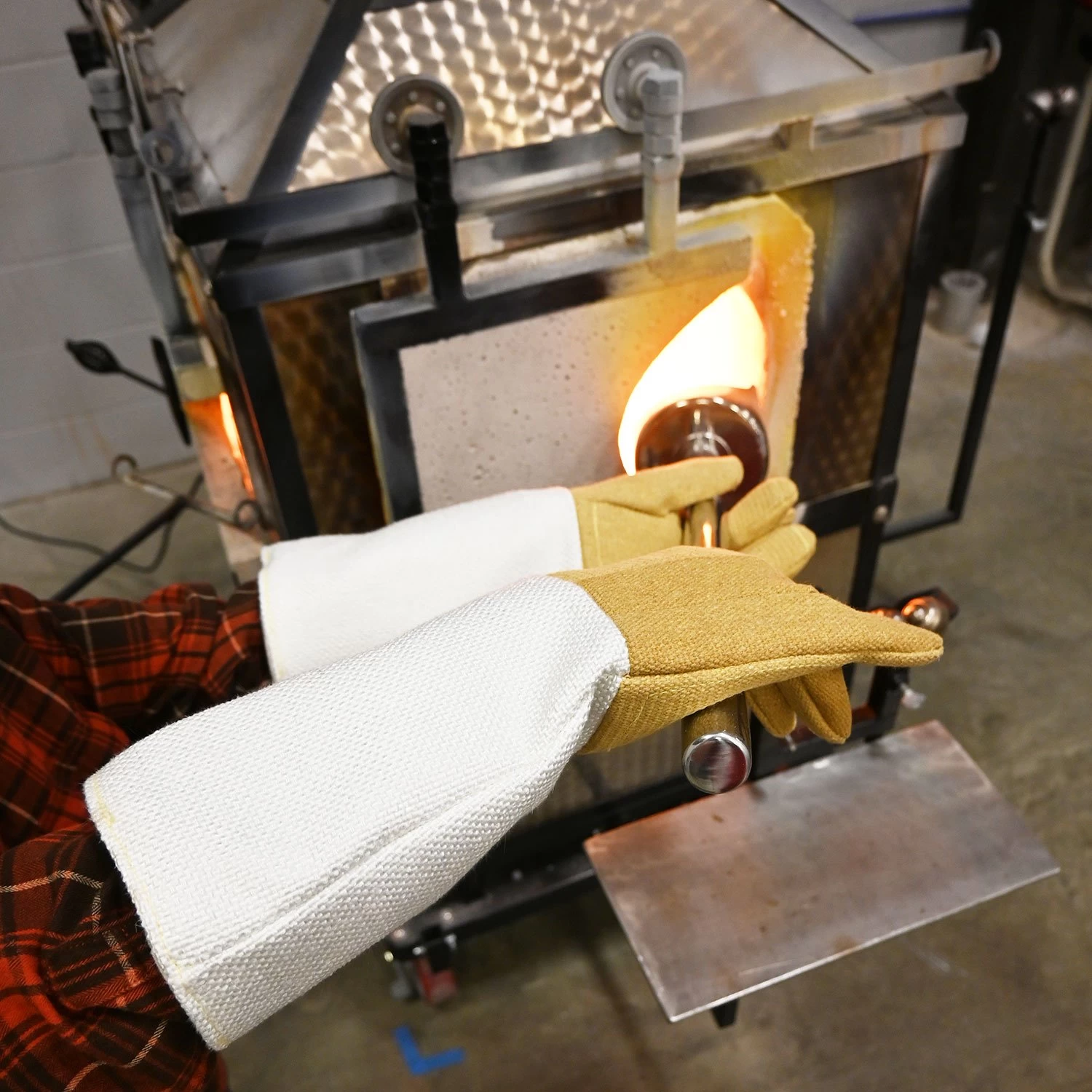 Deluxe High Heat Kevlar/PBI Gloves - 18" Length - Image 4